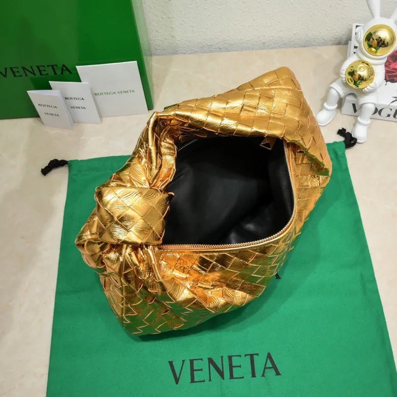 Batch 1520 BV Bottega Veneta's new women's medium JODIE handbag BV bag 🔥The new method is to round the corners on the original basis, and knot the round hobo bag with classic woven leather. The most iconic triangular pull-out design is made of sheepskin hanging soft shape, which is super suitable for concave shapes~Jodie feels really gentle to people. It is definitely the best item for daily matching, unchanged weaving, new elements twist, versatile, and the new favorite of street style Internet celebrities! Size: 36*21*13 Model: 6697